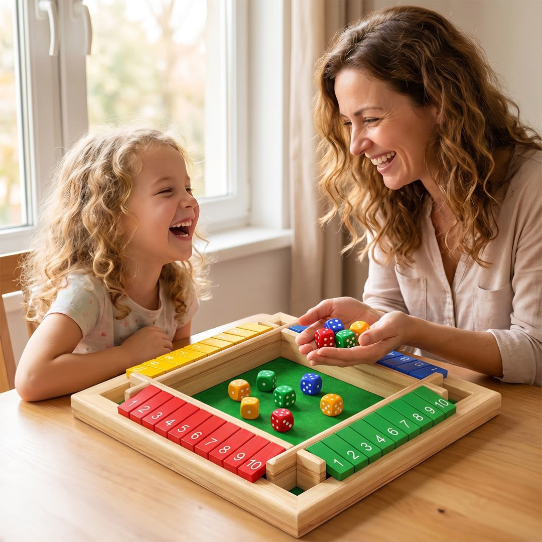 Mutter und Tochter spielen gemeinsam das Zahlen-Klappspiel