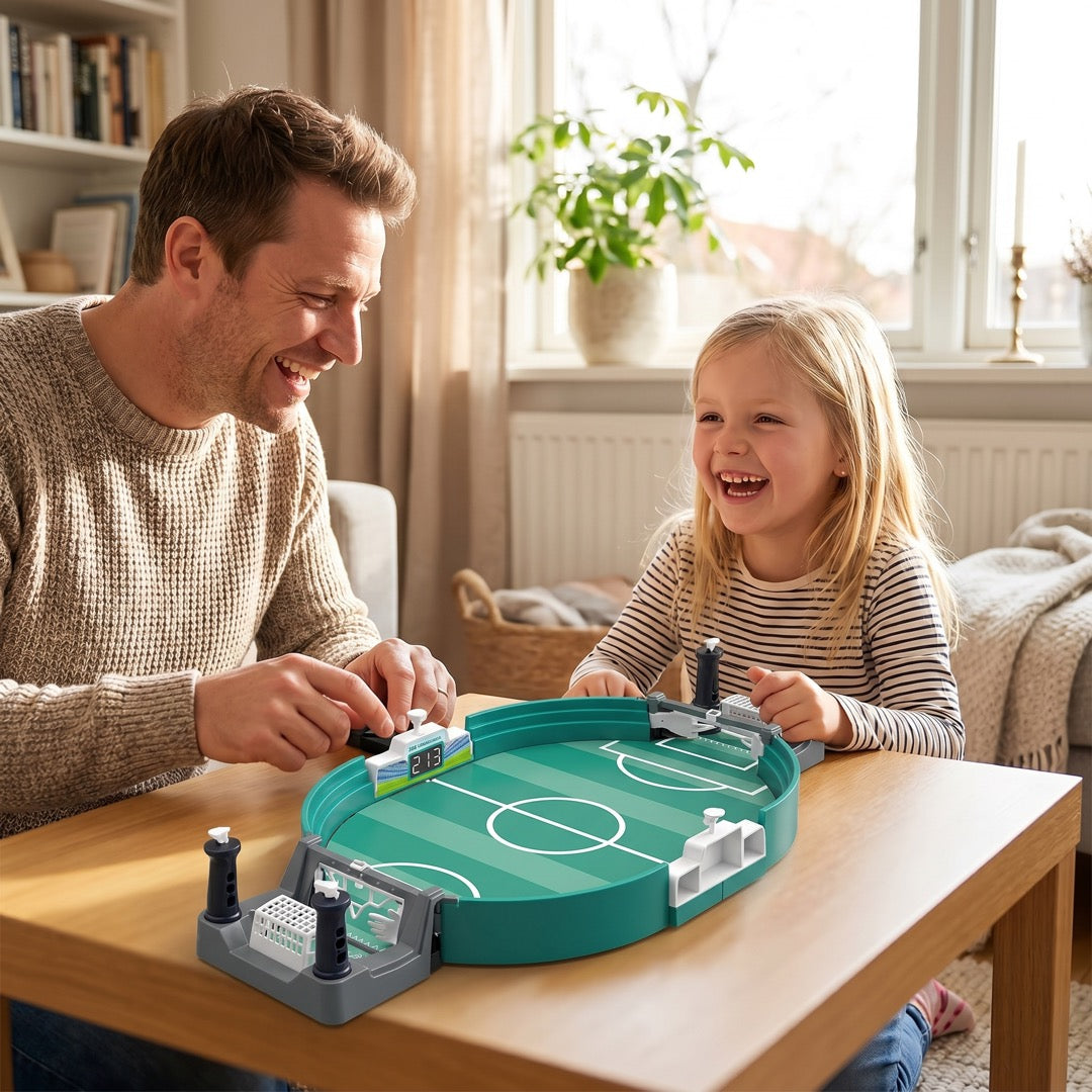 Vater und Tochter spielen gemeinsam Tischfußball