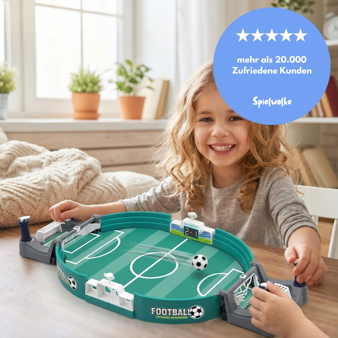 Lachendes Mädchen beim Tischfußball-Spiel