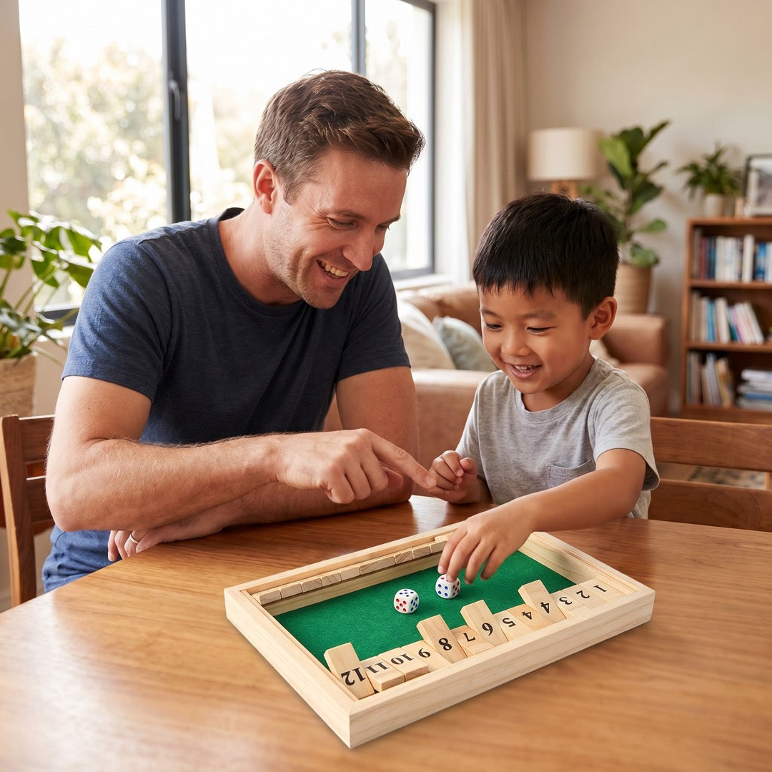 Vater und Sohn spielen gemeinsam den Zahlen-Würfelturm