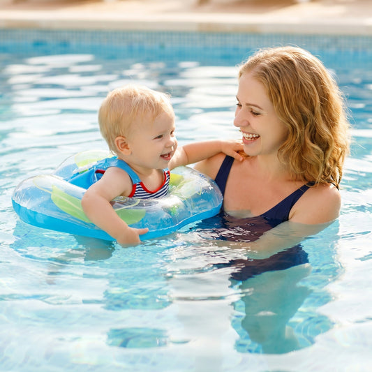 Mutter und Baby im Pool mit dem Baby-Schwimmring