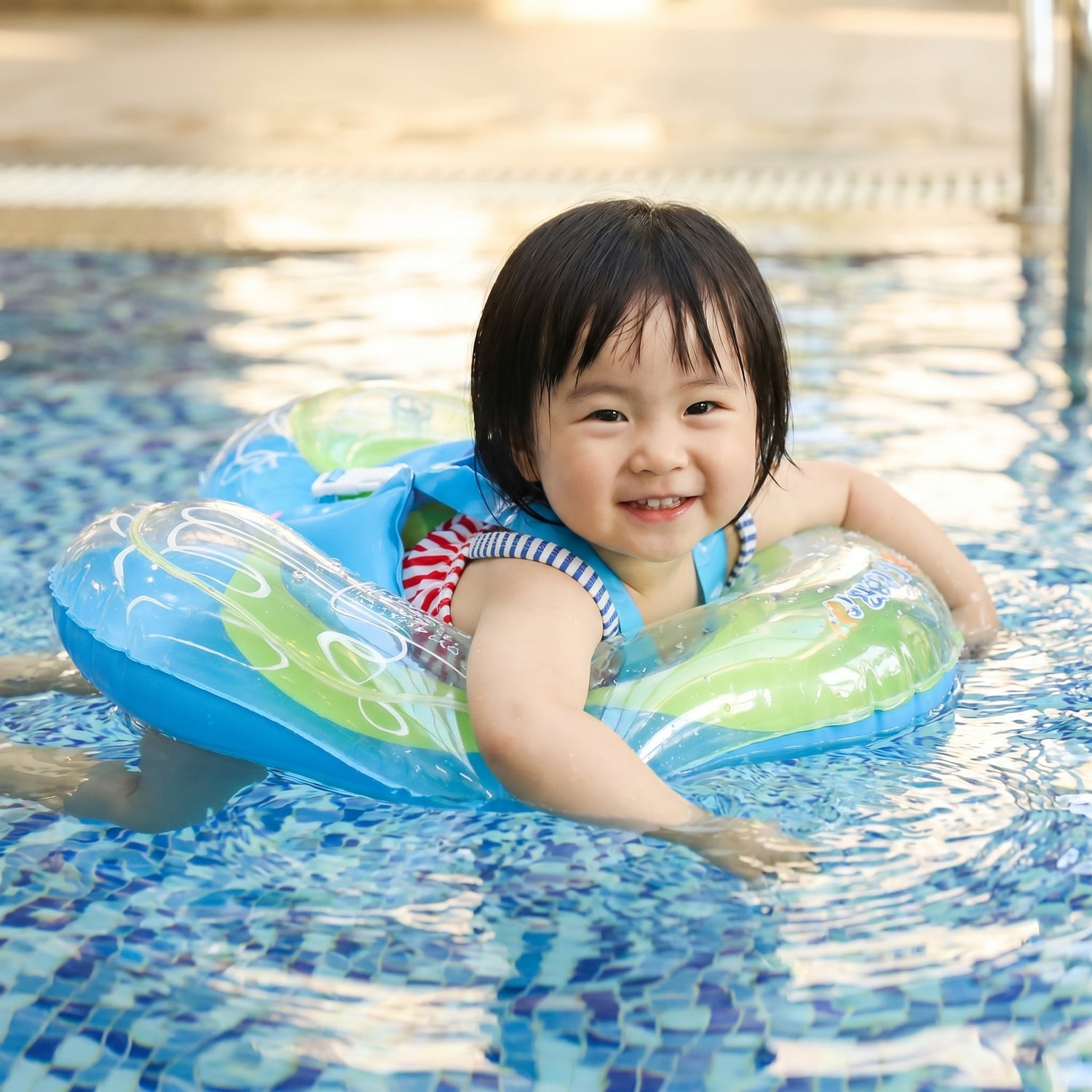Baby freut sich im Baby-Schwimmring