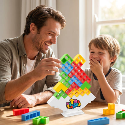 Vater und Sohn spielen gemeinsam den Balance-Turm