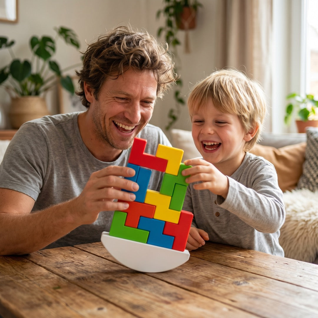 Vater und Sohn spielen gemeinsam den Balance-Turm