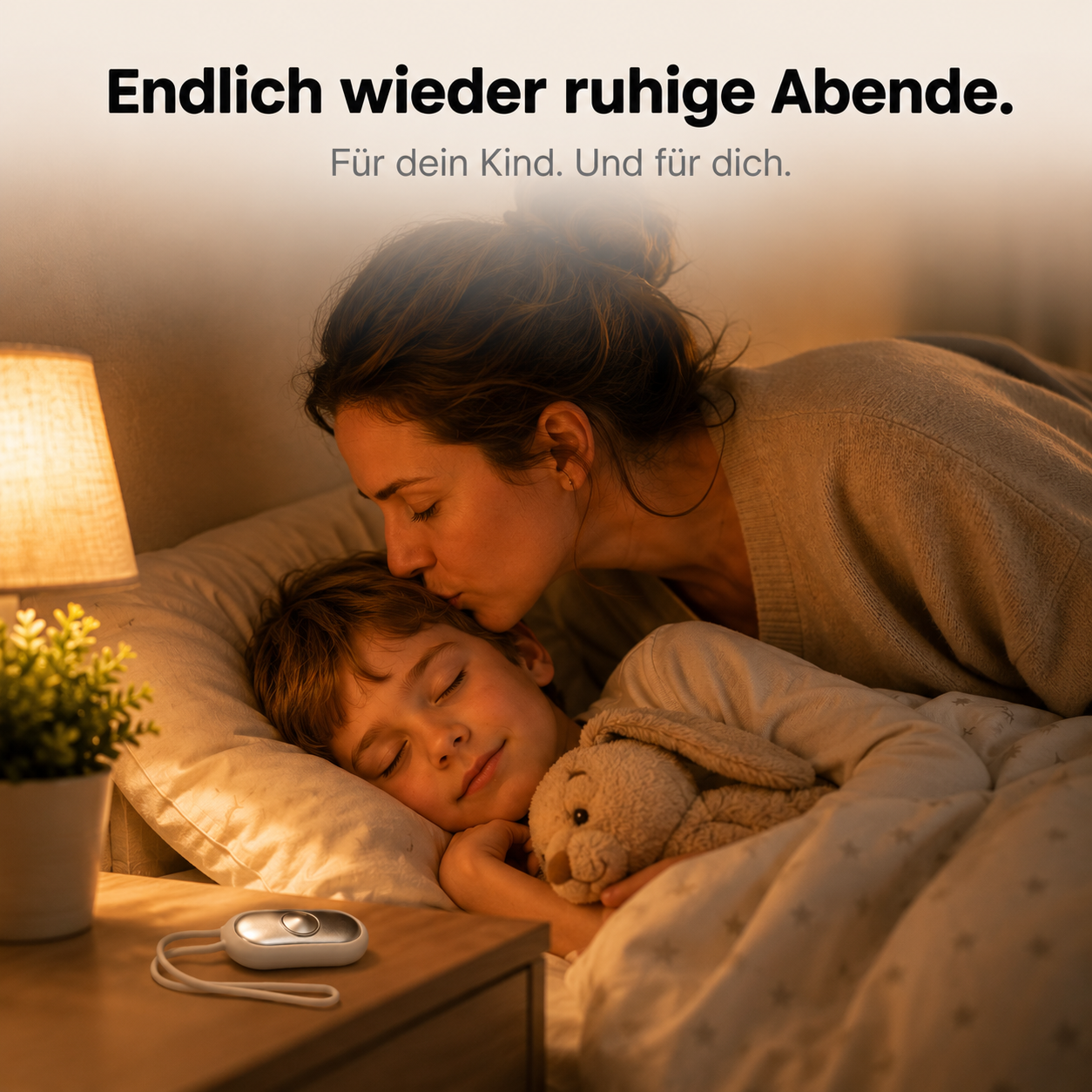 Endlich wieder ruhige Abende – Mutter küsst schlafendes Kind, Einschlafhilfe auf dem Nachttisch