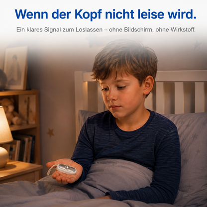 Wenn der Kopf nicht leise wird – Kind hält die Einschlafhilfe in der Handfläche, Abendritual für reizoffene Kinder, auch bei ADHS beliebt