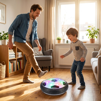Vater und Sohn spielen Indoor-Fußball mit dem schwebenden Ball