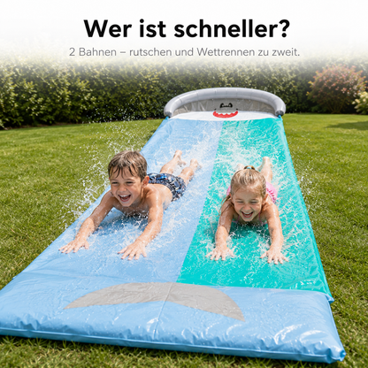 Zwei Kinder rutschen gleichzeitig auf den zwei Bahnen der Hai-Wasserrutsche um die Wette