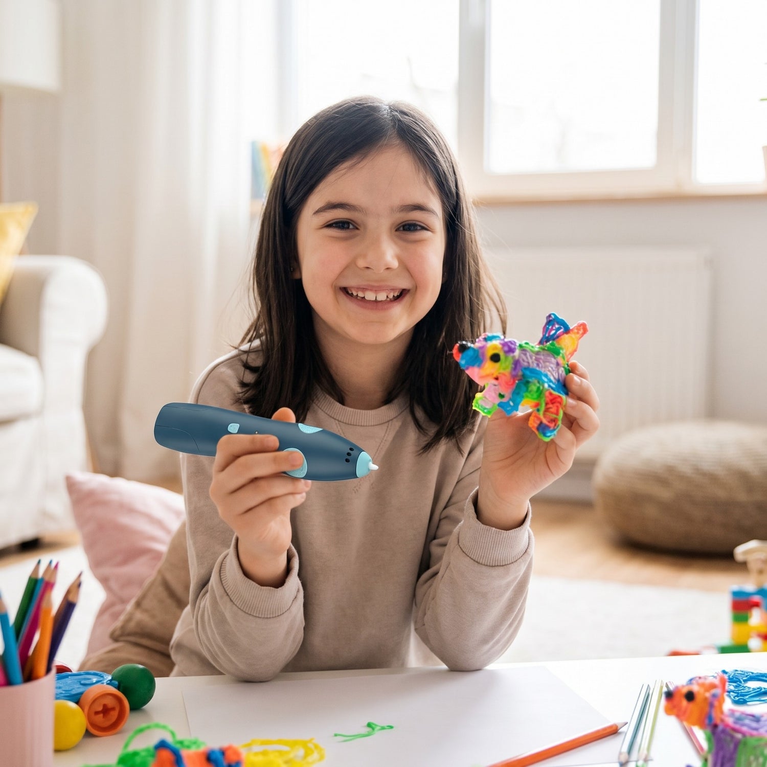 Kind freut sich ueber den Kinder-3D-Stift