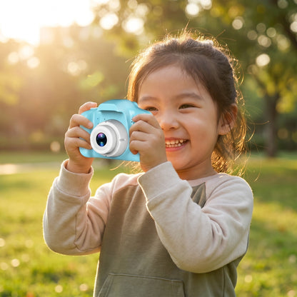 Mädchen fotografiert im Park mit der blauen Kinderkamera