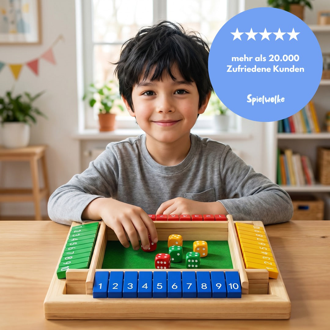 Glücklicher Junge beim Zahlen-Klappspiel