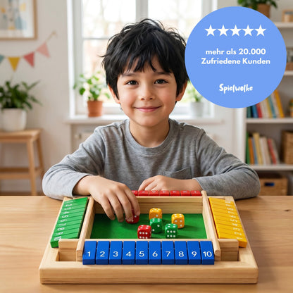 Glücklicher Junge beim Zahlen-Klappspiel