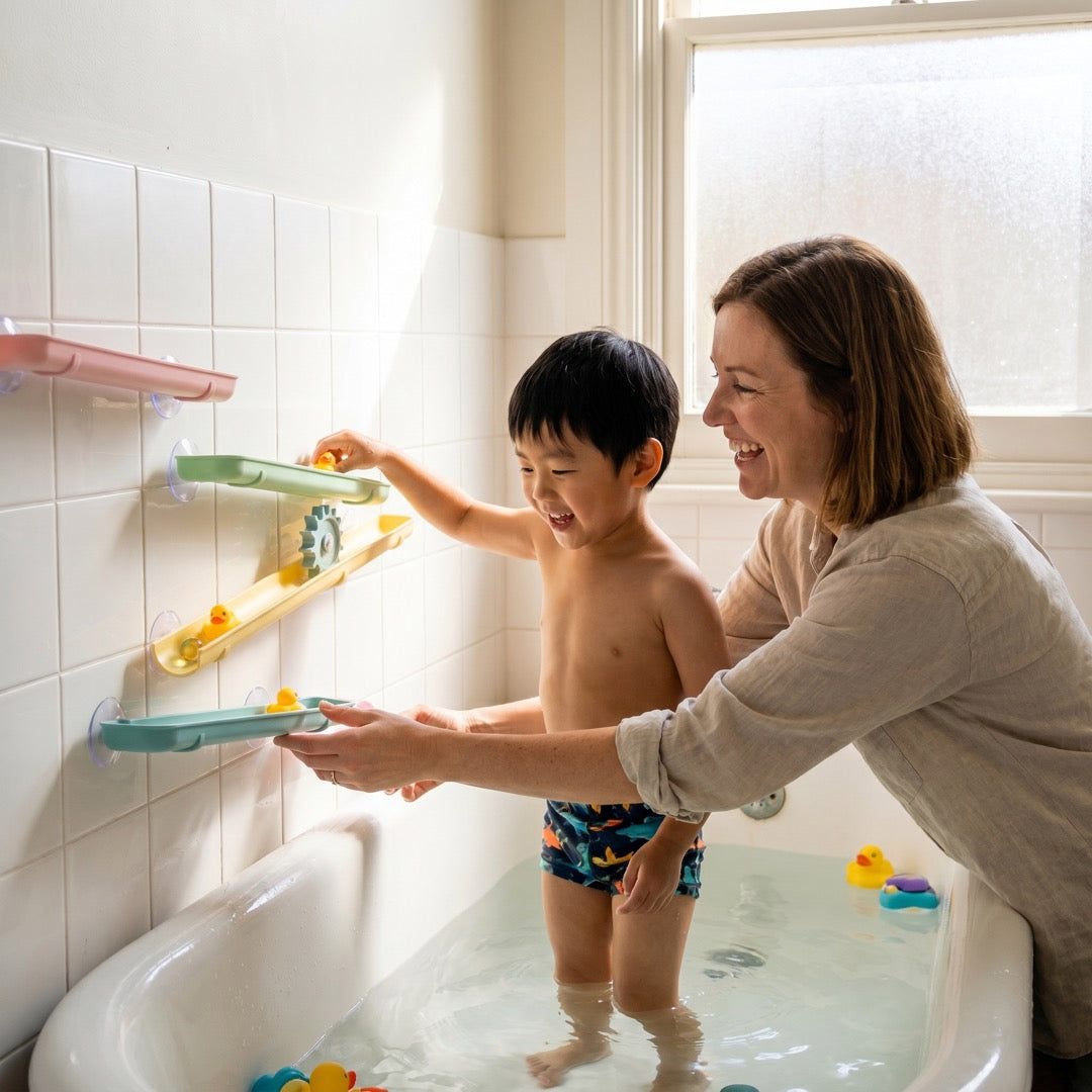 Mutter und Kind bauen die Kugelbahn gemeinsam an der Badewanne auf