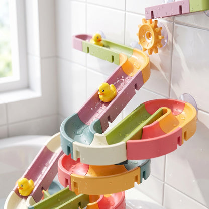 Entchen rollt die bunte Kugelbahn an der Badezimmerwand hinunter