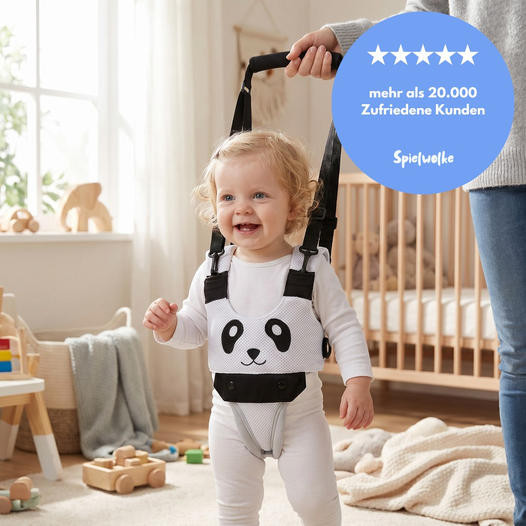 Glückliches Kleinkind steht in der Baby-Lauflernhilfe