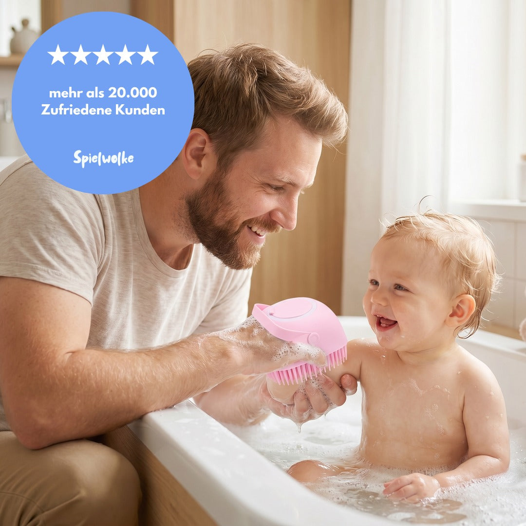 Vater badet Baby mit der Massagebürste, über 20.000 zufriedene Kunden