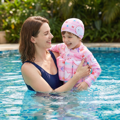 Elternteil und Kind im Pool mit dem Kinder-Schwimmanzug