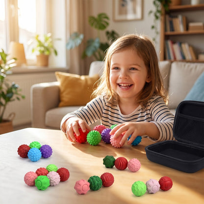 Kind spielt mit den magnetischen Sensorik-Bällen