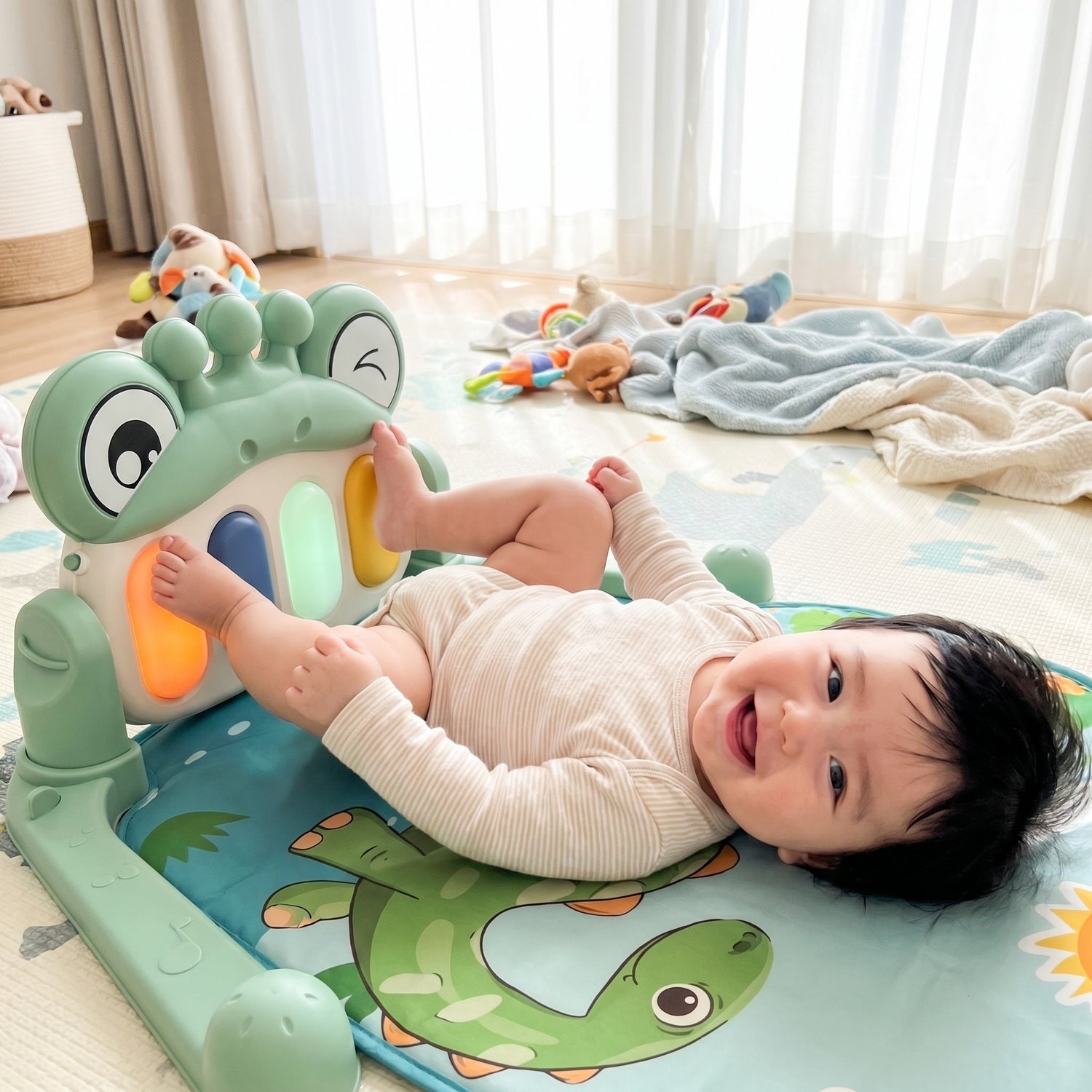 Baby freut sich an der Baby-Spielmatte mit Klavier