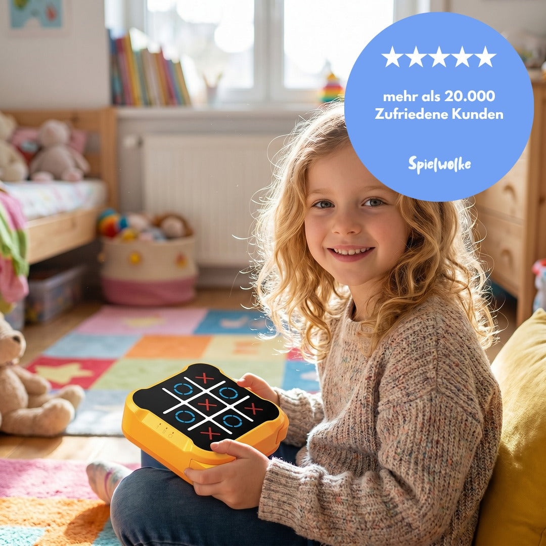 Mädchen hält das elektronische Tic-Tac-Toe-Spiel mit leuchtendem Display