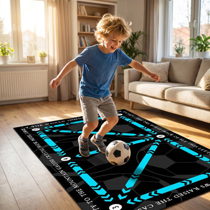 Junge dribbelt einen Fußball auf der Fußball-Trainingsmatte im Wohnzimmer