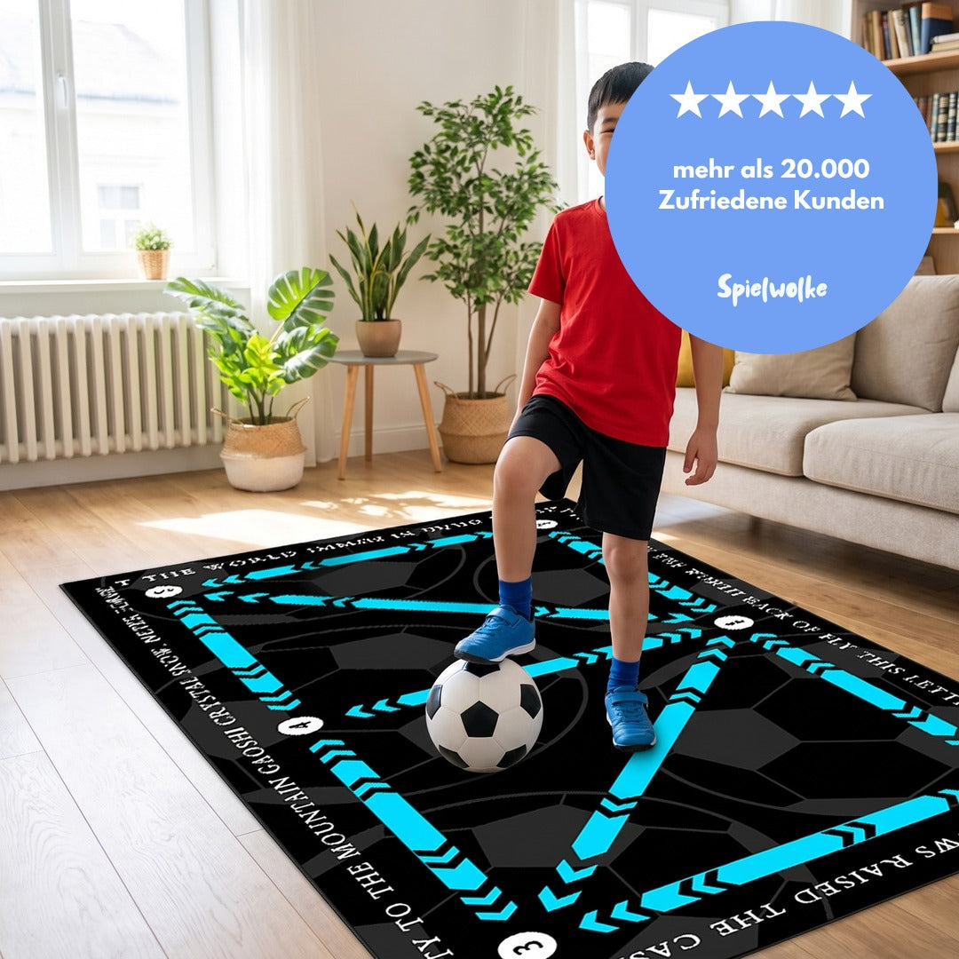 Glücklicher Junge mit Ball auf der Fußball-Trainingsmatte