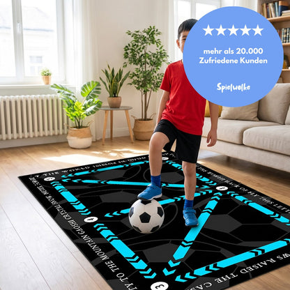 Glücklicher Junge mit Ball auf der Fußball-Trainingsmatte