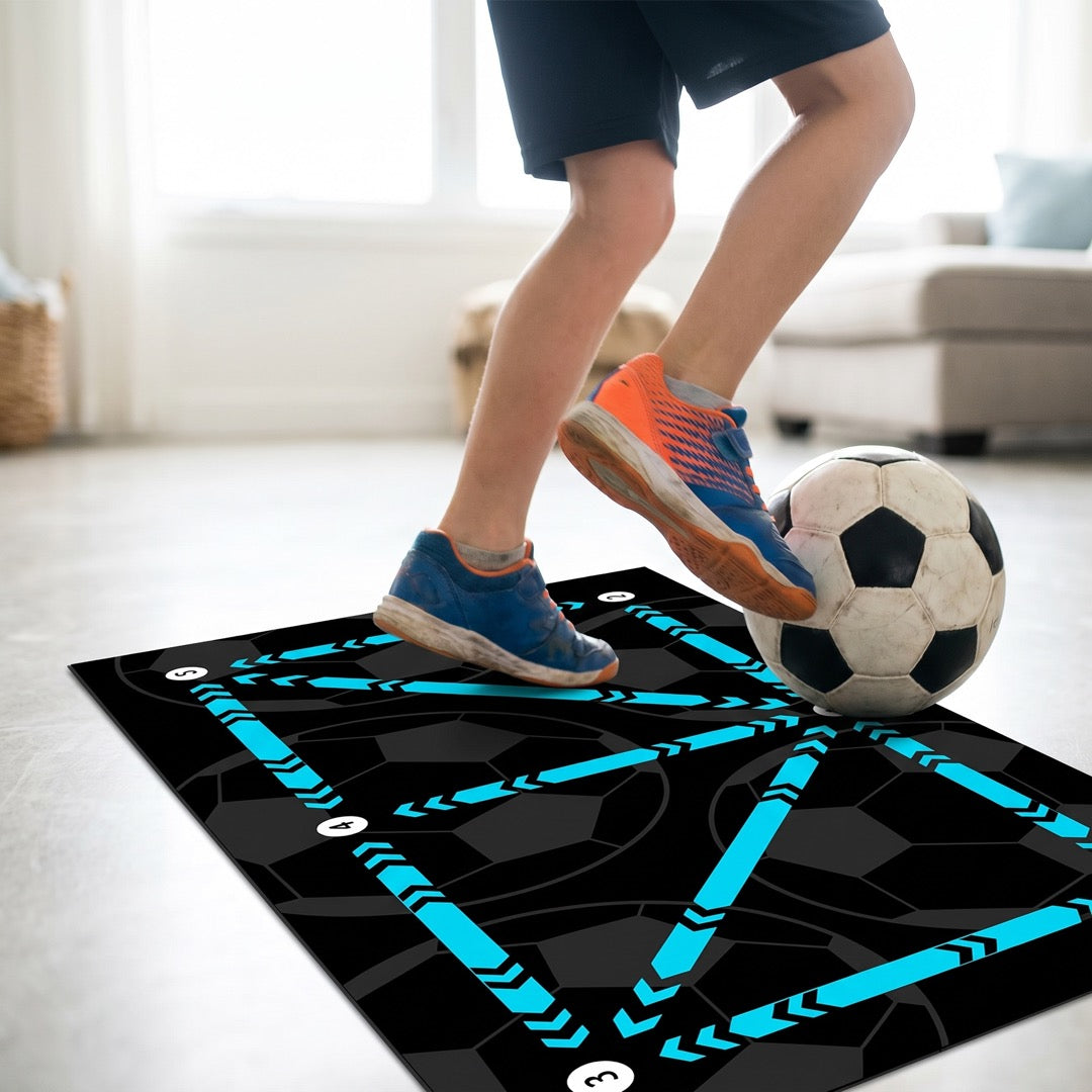 Kinderfüße üben Fußarbeit auf der Fußball-Trainingsmatte