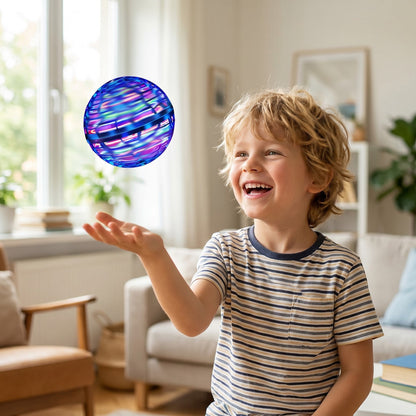 Kind spielt mit UFO Flugball im hellen Kinderzimmer