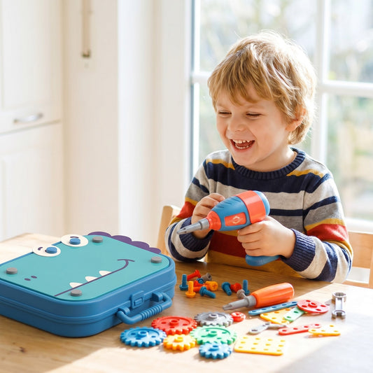 Kind spielt mit dem Kinder-Werkzeugkoffer im hellen Zimmer